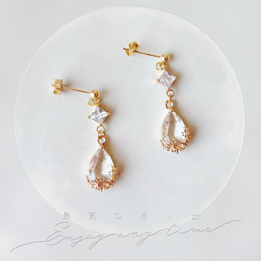 Boucles d’oreilles pendantes mariée bille dorée et goutte en verre motif floral