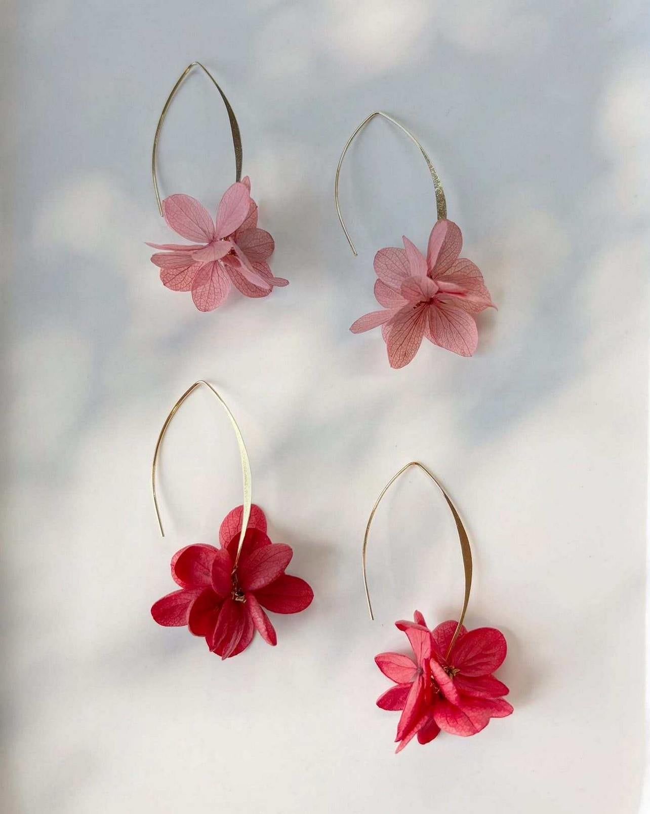 Bijoux mariage fleurs stabilisées rouges, style romantique et poétique