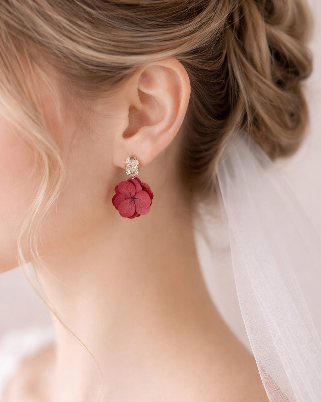 Boucles d’oreilles mariage bohème chic rouge avec clous martelés dorées