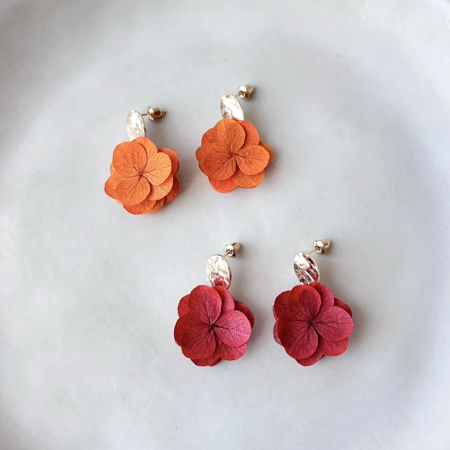 Bijoux mariage rouge fleurs stabilisées et clous martelés dorées style moderne et chic