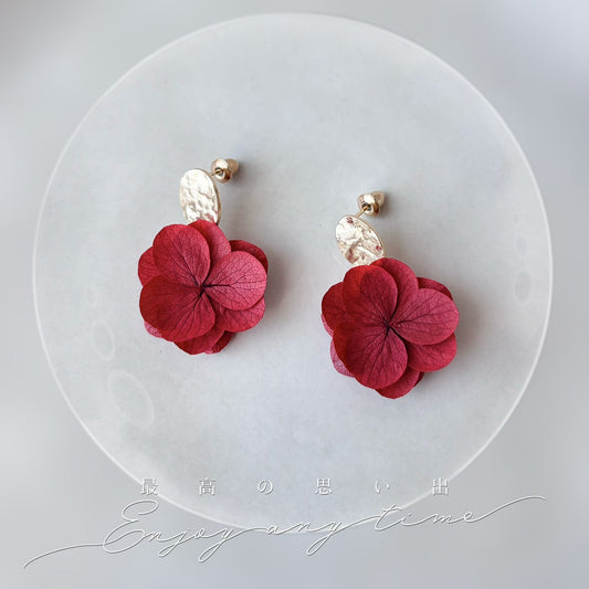 Bijoux mariage rouge artisanaux Hana&Alice avec pétales d’hortensias stabilisés