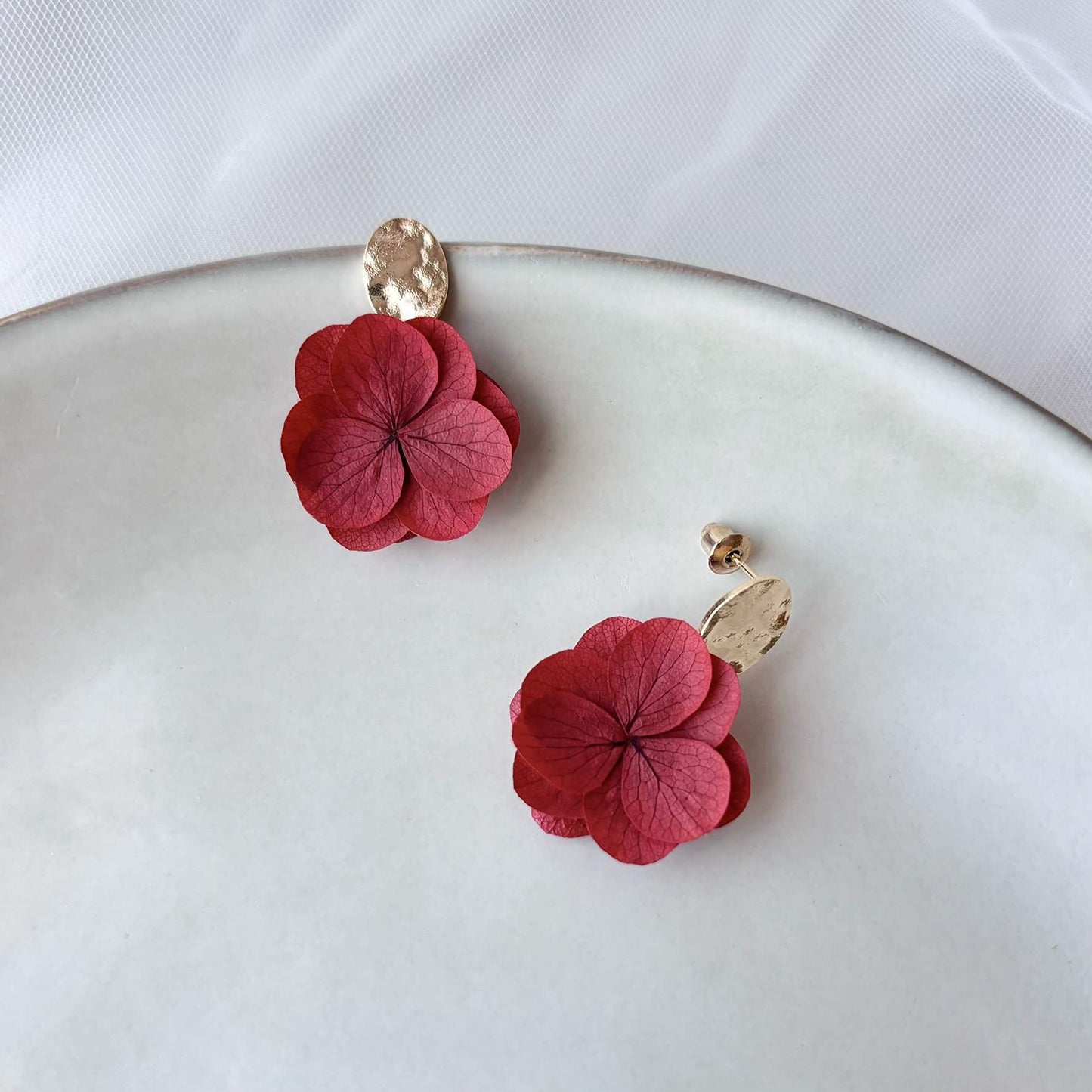 Bijoux mariage chic rouge avec fleurs stabilisées et finition artisanale