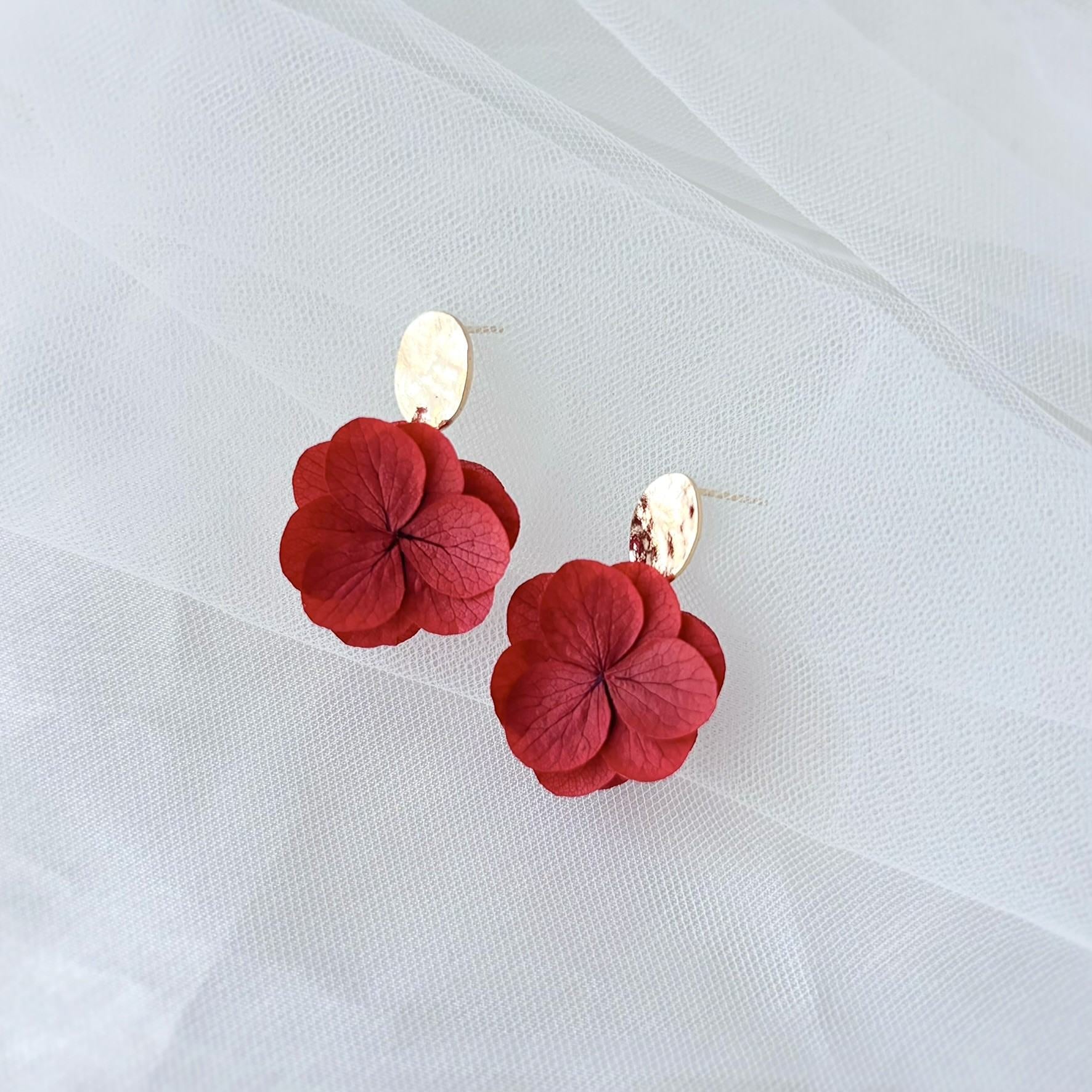 Boucles d’oreilles mariage moderne rouge avec fleurs stabilisées naturelles