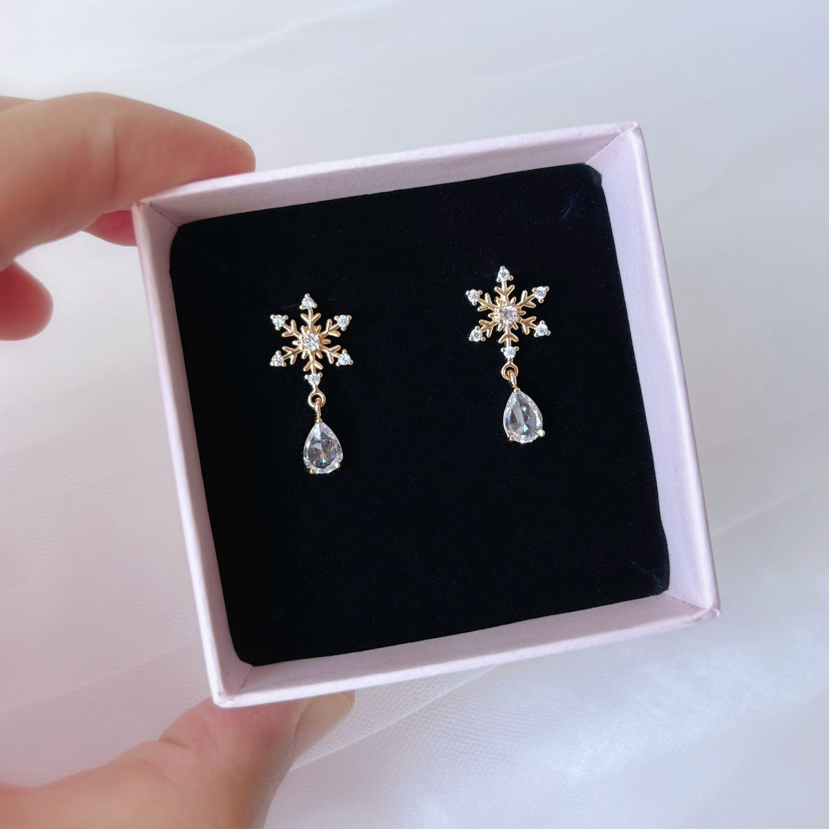 Boucles d’oreilles flocon de neige en zircon doré avec pendentif goutte