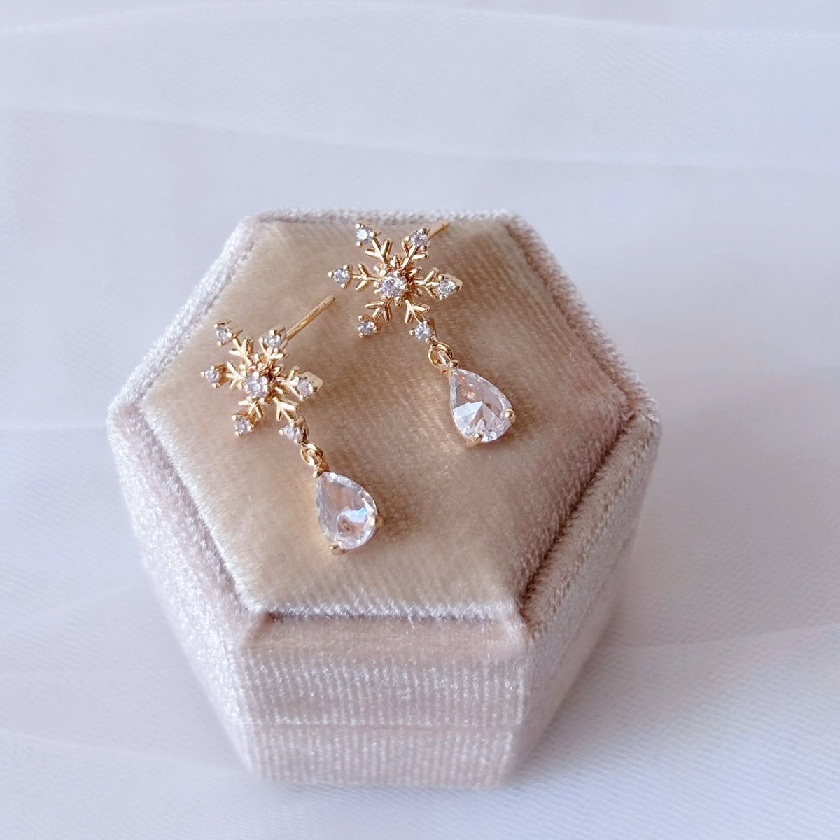 Petites boucles d’oreilles lumineuses pour mariage hivernal
