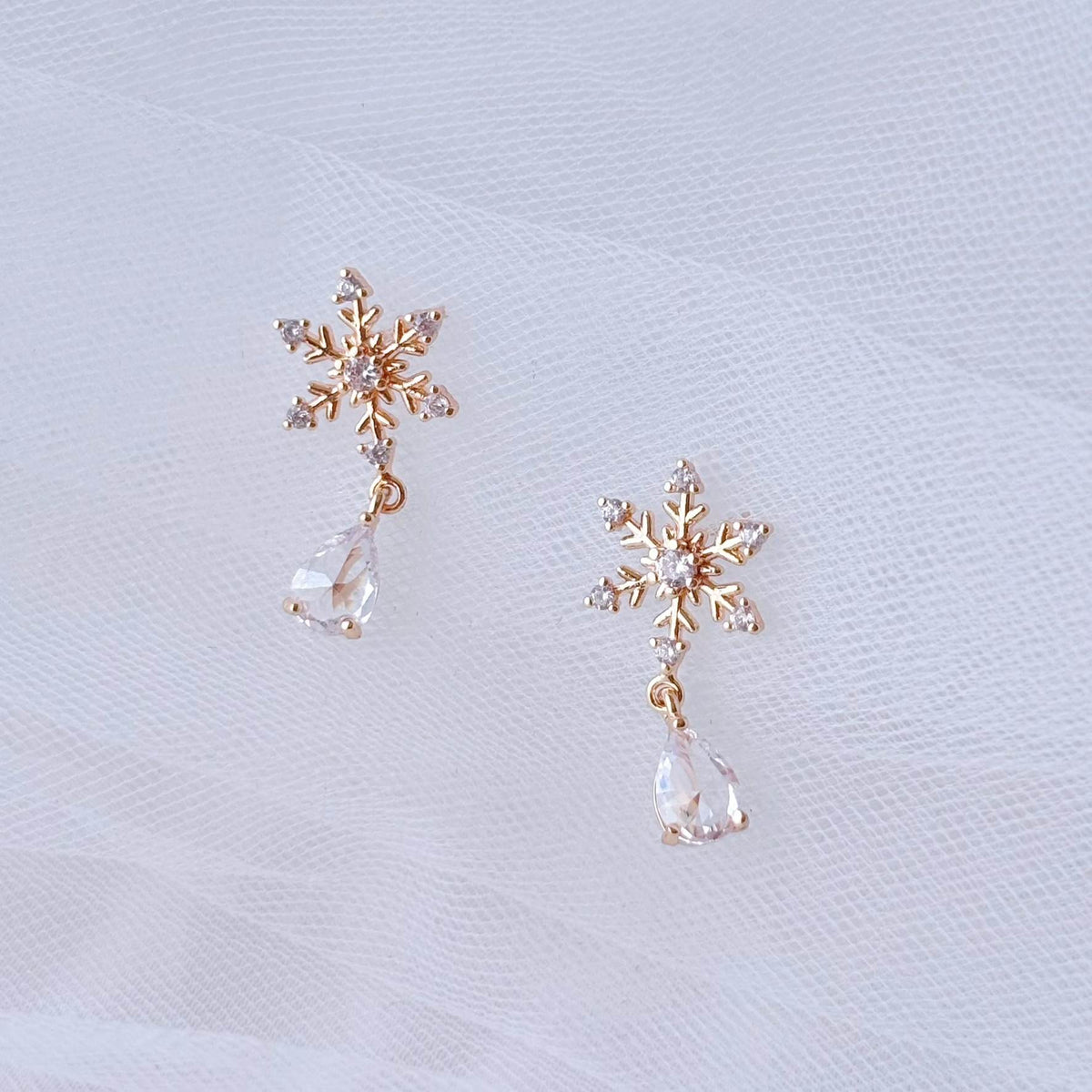 Boucles d’oreilles dorées inspirées de la neige avec pendentif