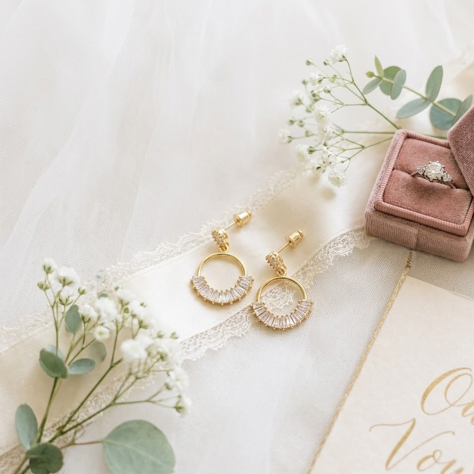 Boucles d'oreilles avec strass et zircons, un éclat cosmique pour sublimer votre style.