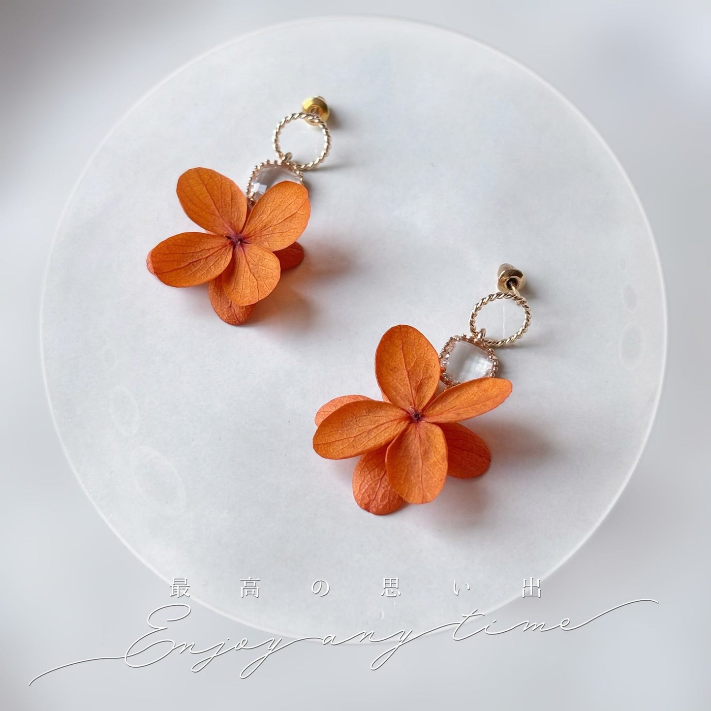 Boucles d’oreilles fleurs stabilisées avec pendentif cristal, bijou mariage Hana&Alice.