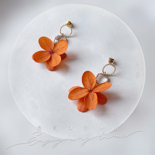 Boucles d’oreilles fleurs stabilisées avec pendentif cristal, bijou mariage Hana&Alice.