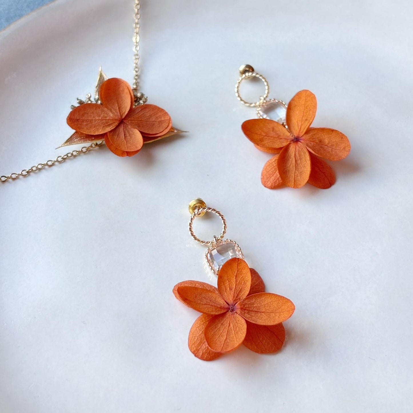 Accessoire mariage bohème chic, boucles d’oreilles fleurs terracotta faites main.