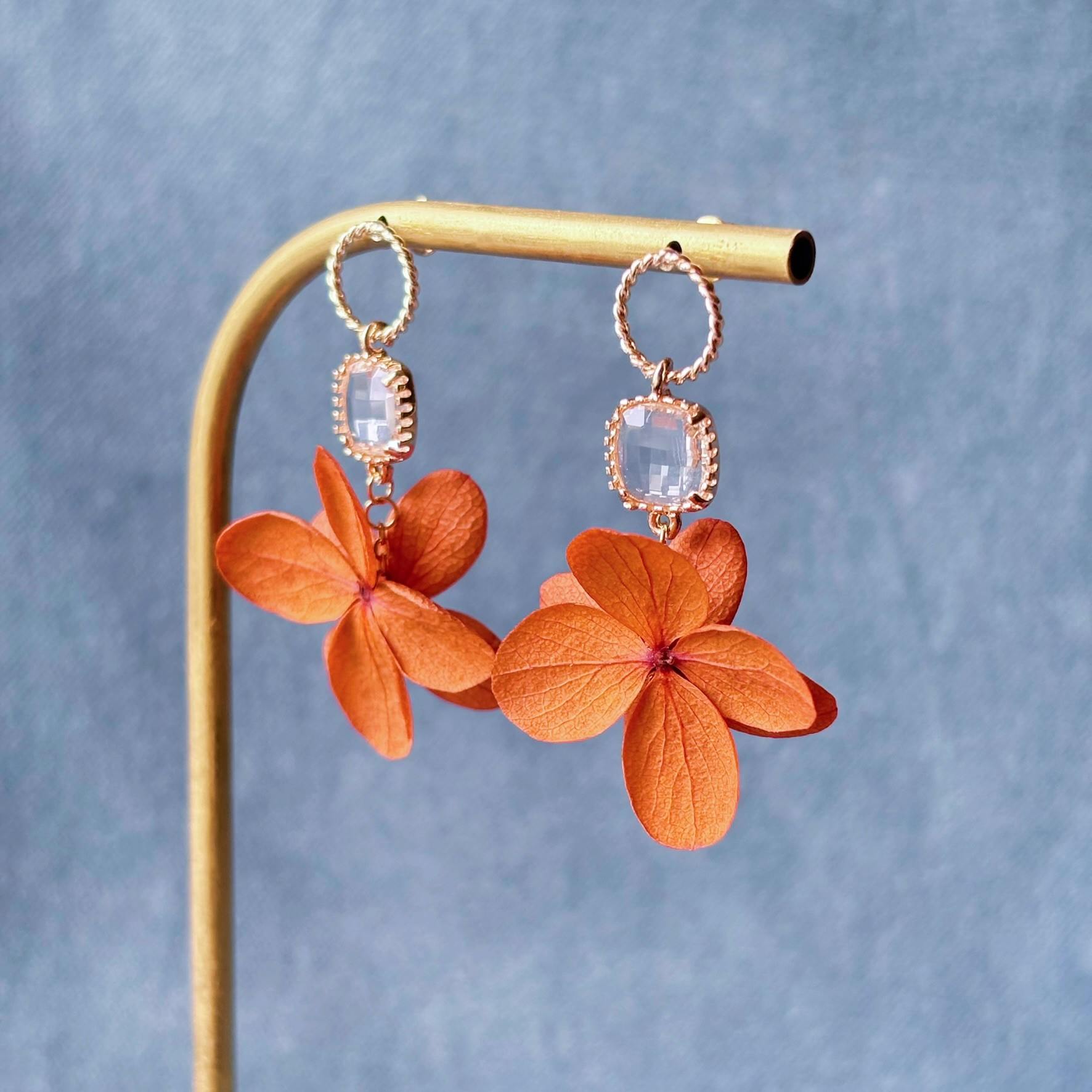 Bijoux mariage fleur terracotta, boucles d’oreilles florales en hortensia stabilisé.