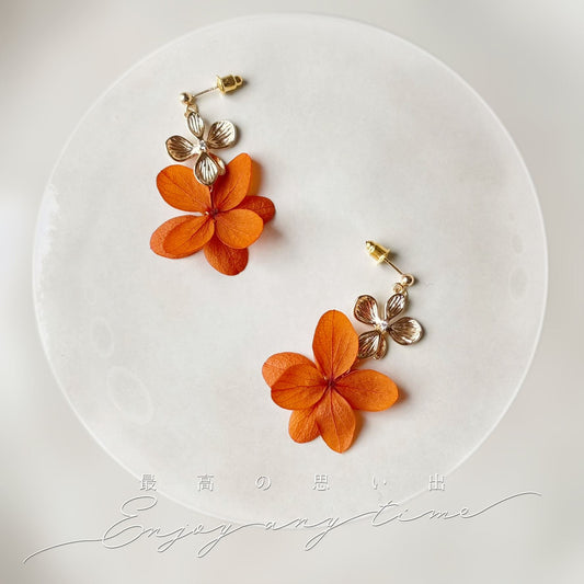 Boucles d’oreilles mariage florales terracotta, parfaites pour compléter une parure mariage.