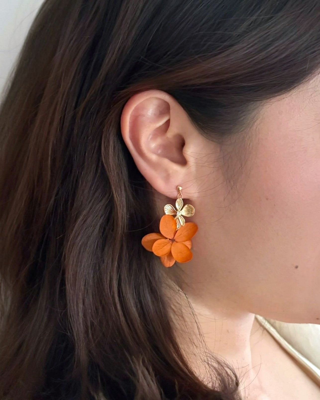 Boucles d’oreilles mariage en fleurs d’hortensia stabilisées orange terracotta et motif fleur dorée, création artisanale française par Hana&Alice.