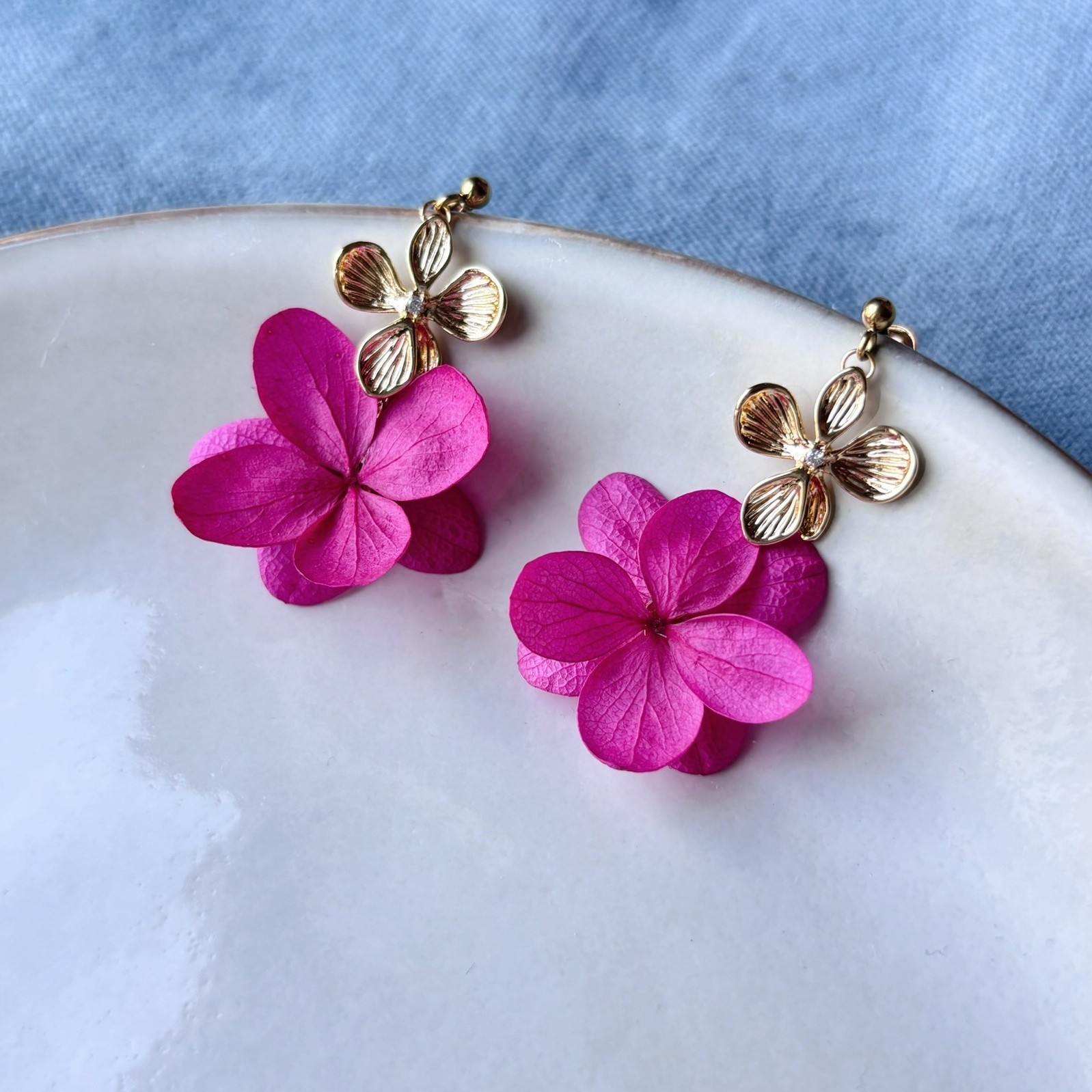 Parure de bijoux mariage fleur rose fuchsia, boucles d’oreilles stabilisées Hana&Alice pour mariage romantique.