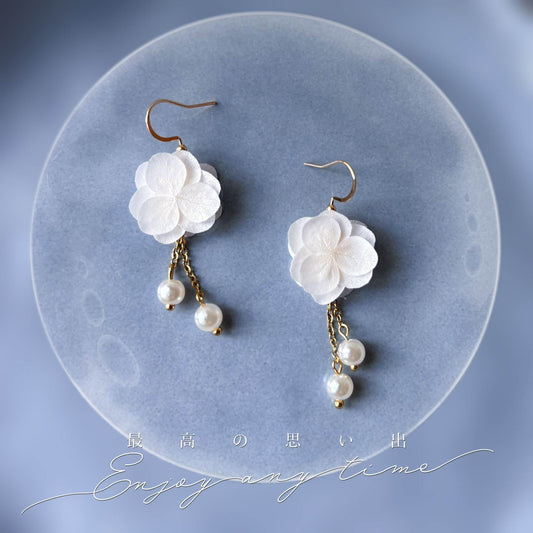 Parure bijoux mariage boucles d’oreilles fleurs stabilisées blanches