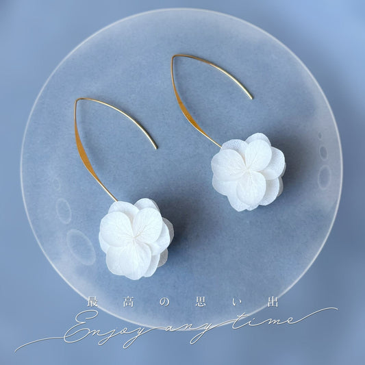 Boucles d'oreilles mariage avec fleurs d'hortensias stabilisées blanches