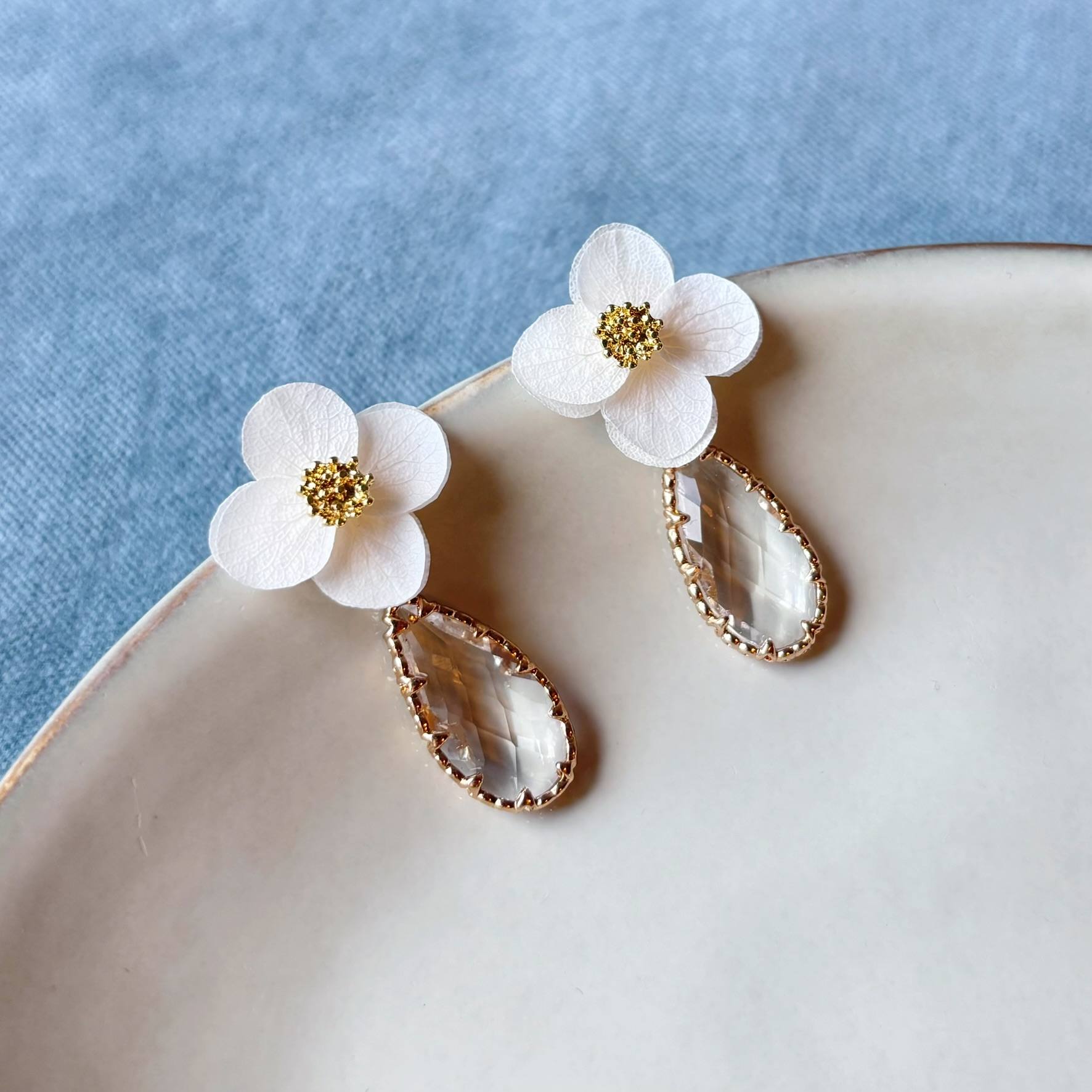 Bijoux mariée bohème chic, boucles d’oreilles créole torsadée avec perle et fleurs stabilisées
