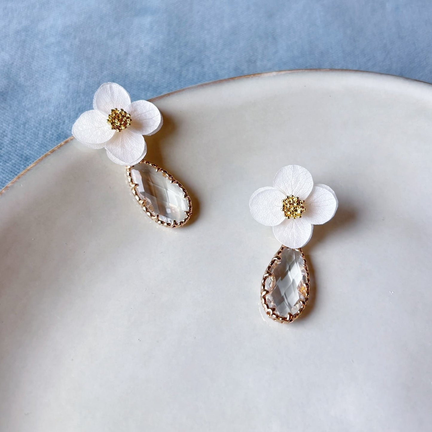 Boucles d’oreilles créole torsadée bohème chic, fleurs stabilisées et perle scintillante