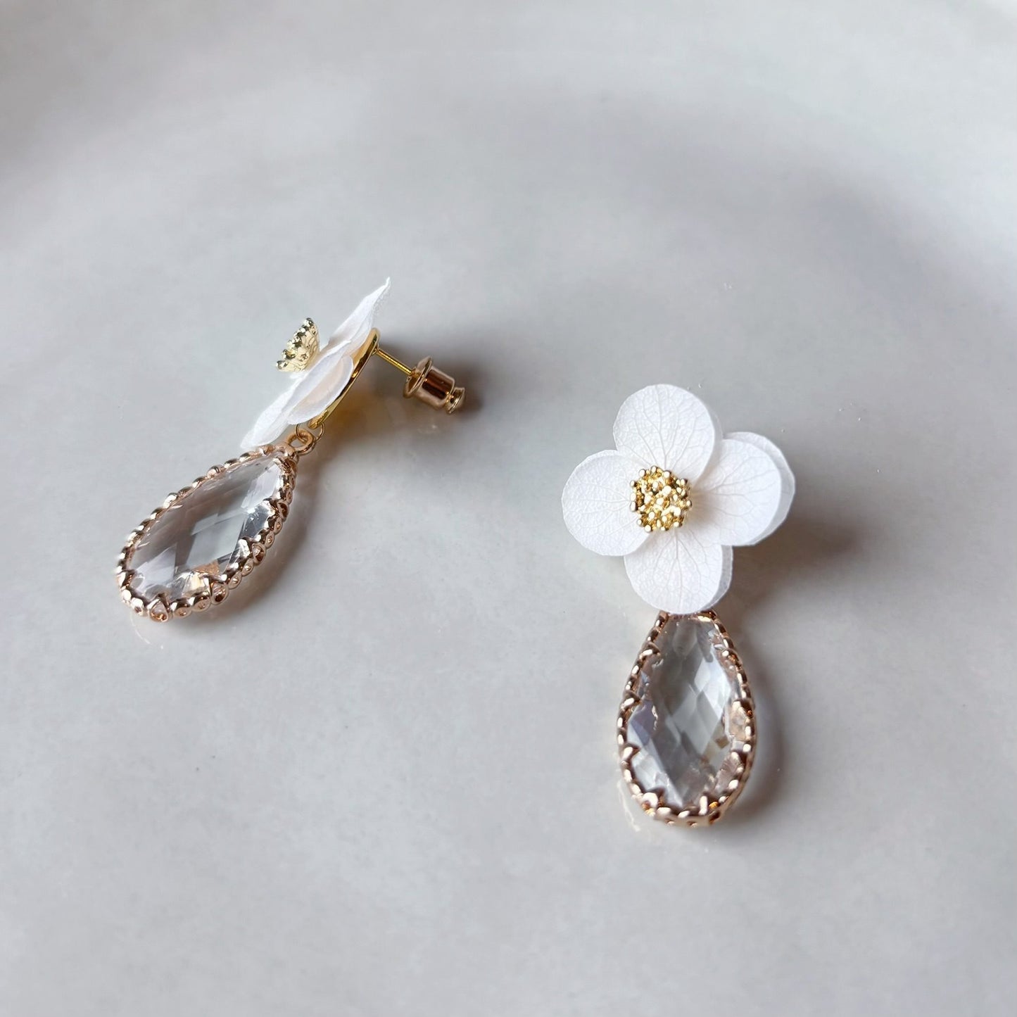 Bijoux mariage faits main, puces d’oreilles fleurs stabilisées et perle cristal