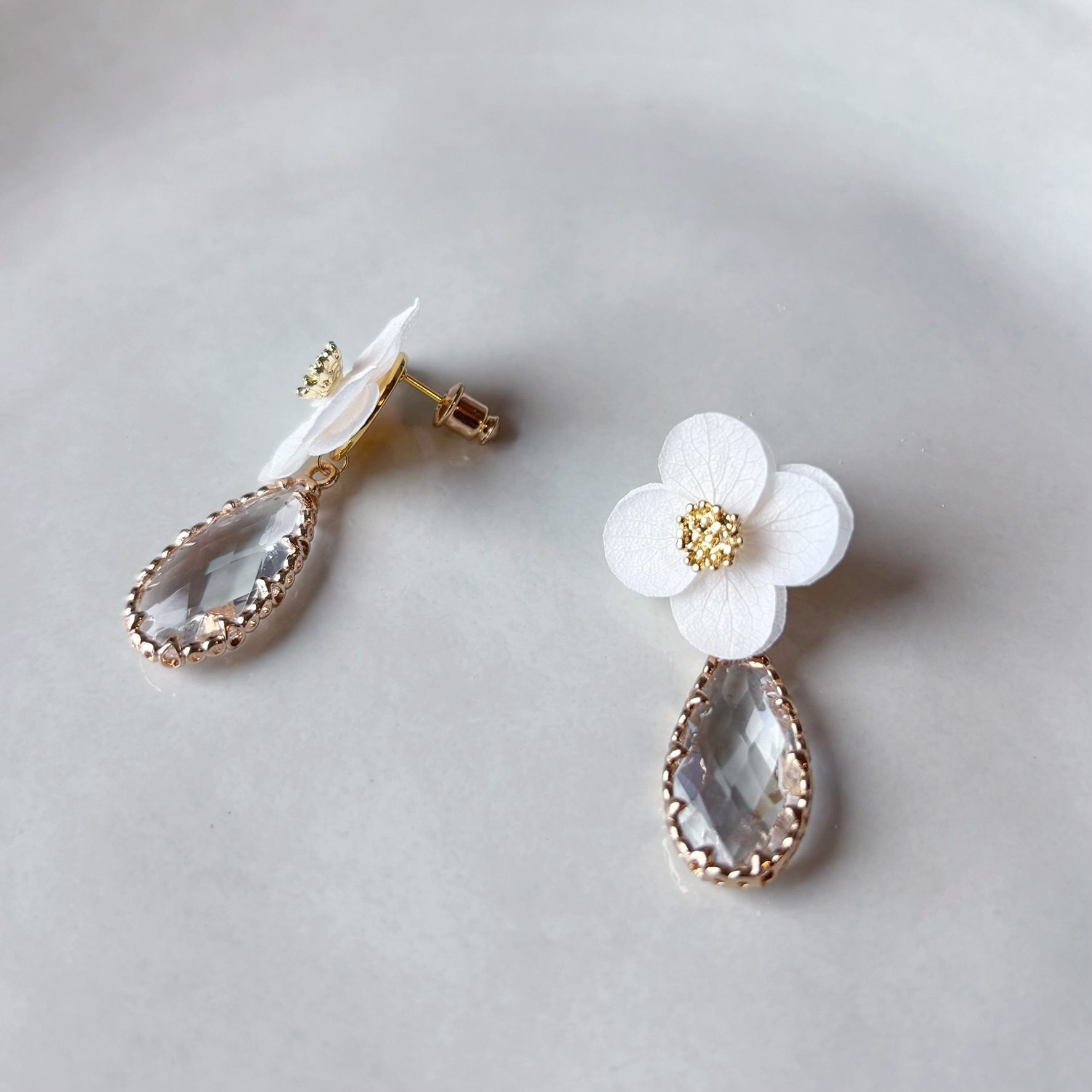 Bijoux mariage faits main, puces d’oreilles fleurs stabilisées et perle cristal