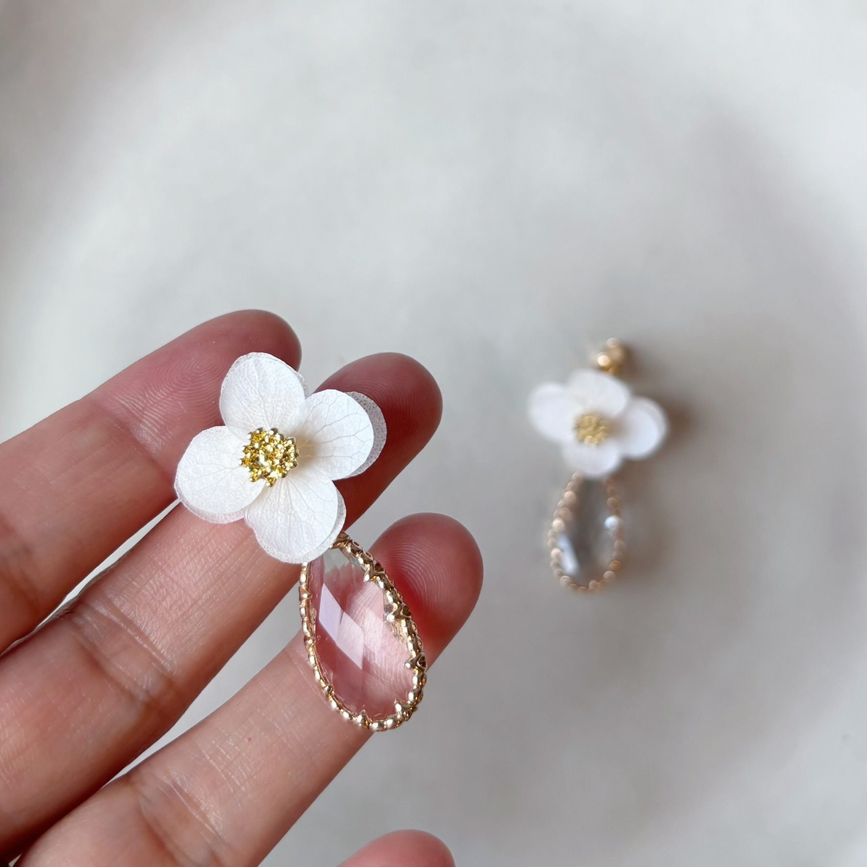 Bijoux mariée Hana&Alice, boucles d’oreilles fleurs stabilisées, cristal et perle