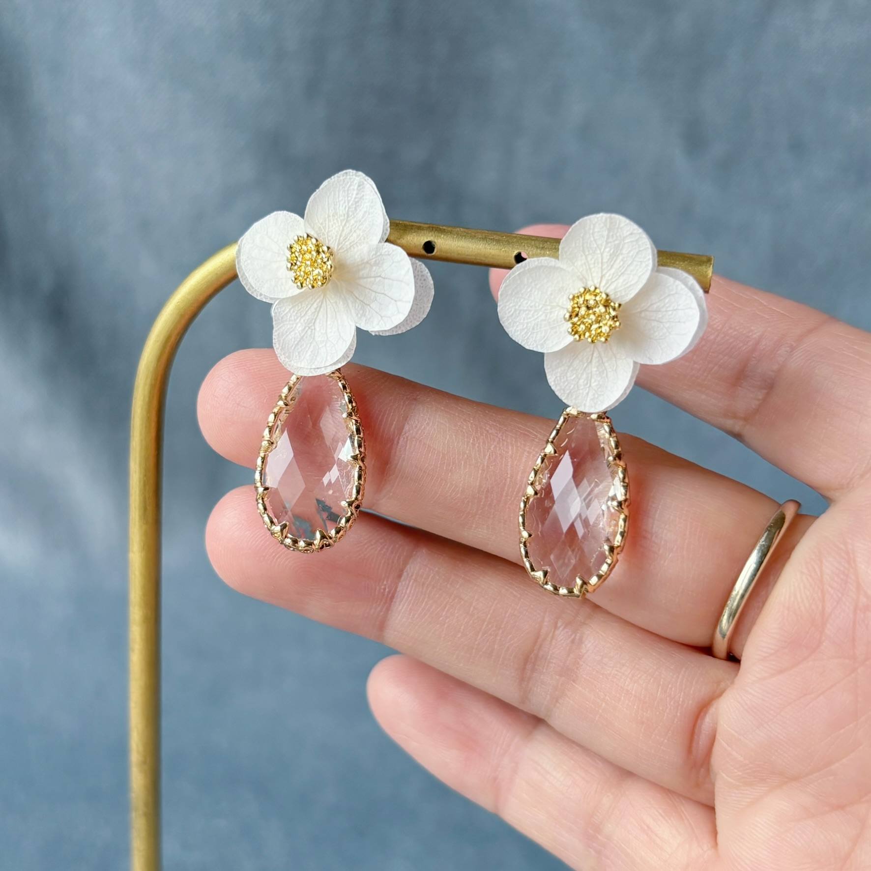 Boucles d’oreilles mariage style bohème chic, création artisanale avec fleurs stabilisées et perle