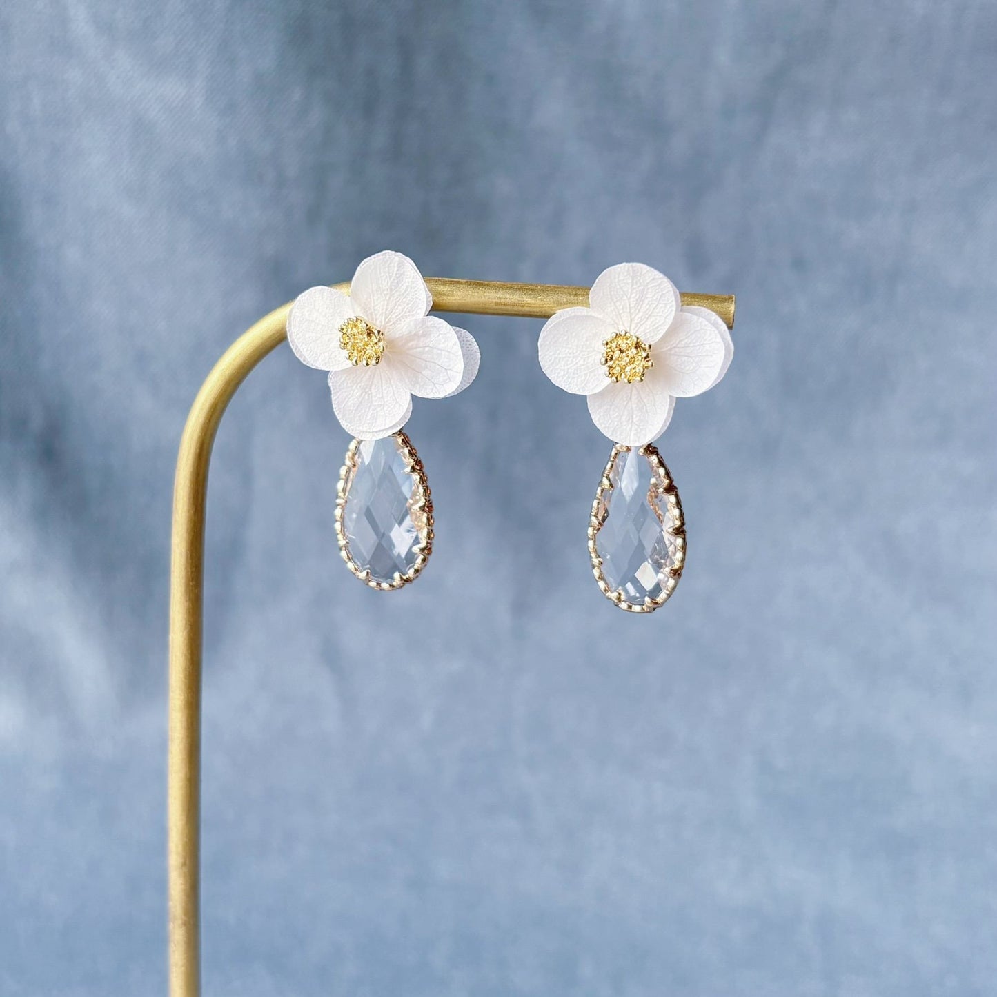Boucles d’oreilles mariée bohème chic Hana&Alice, créole torsadée avec perle et fleurs stabilisées