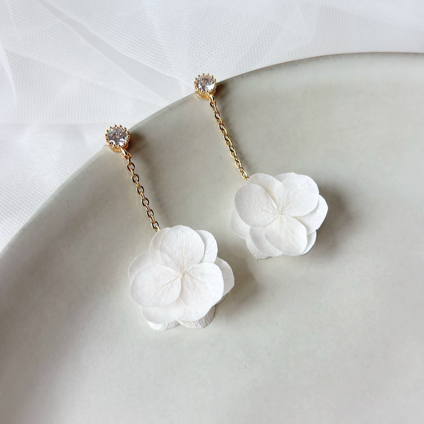Bijoux mariage fleurs stabilisées boucles pendantes Hana&Alice zircon