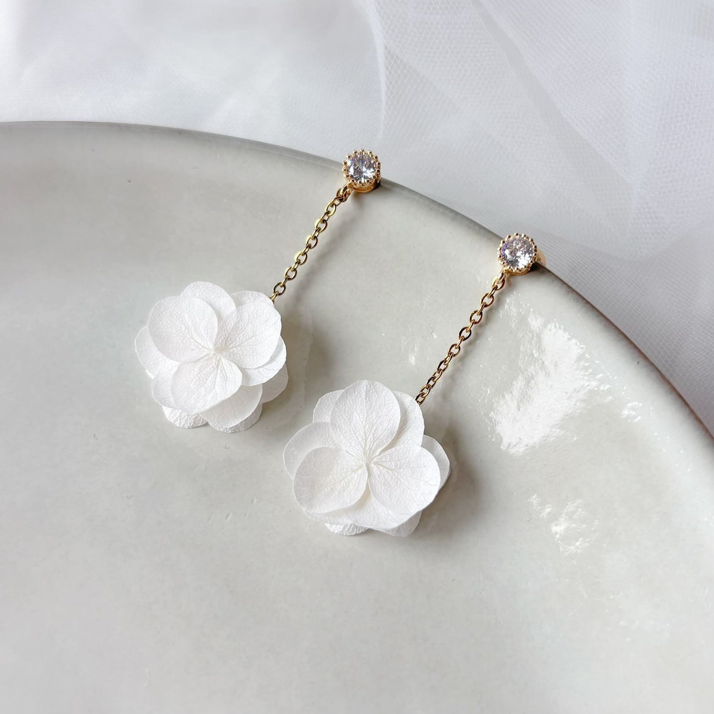 Création artisanale boucles d’oreilles pendantes mariée chic intemporel zircon