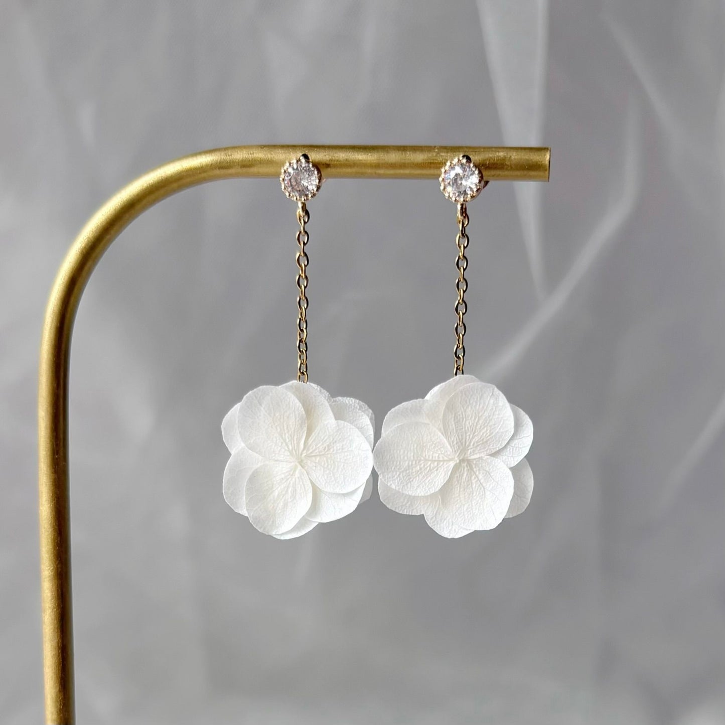 Boucles d’oreilles pendantes mariée hortensias stabilisés blancs chic zircon