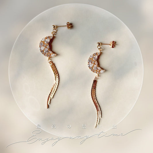 Boucles d’oreilles croissant de lune ornées de zircones cubiques, bijou lumineux et poétique pour mariage.