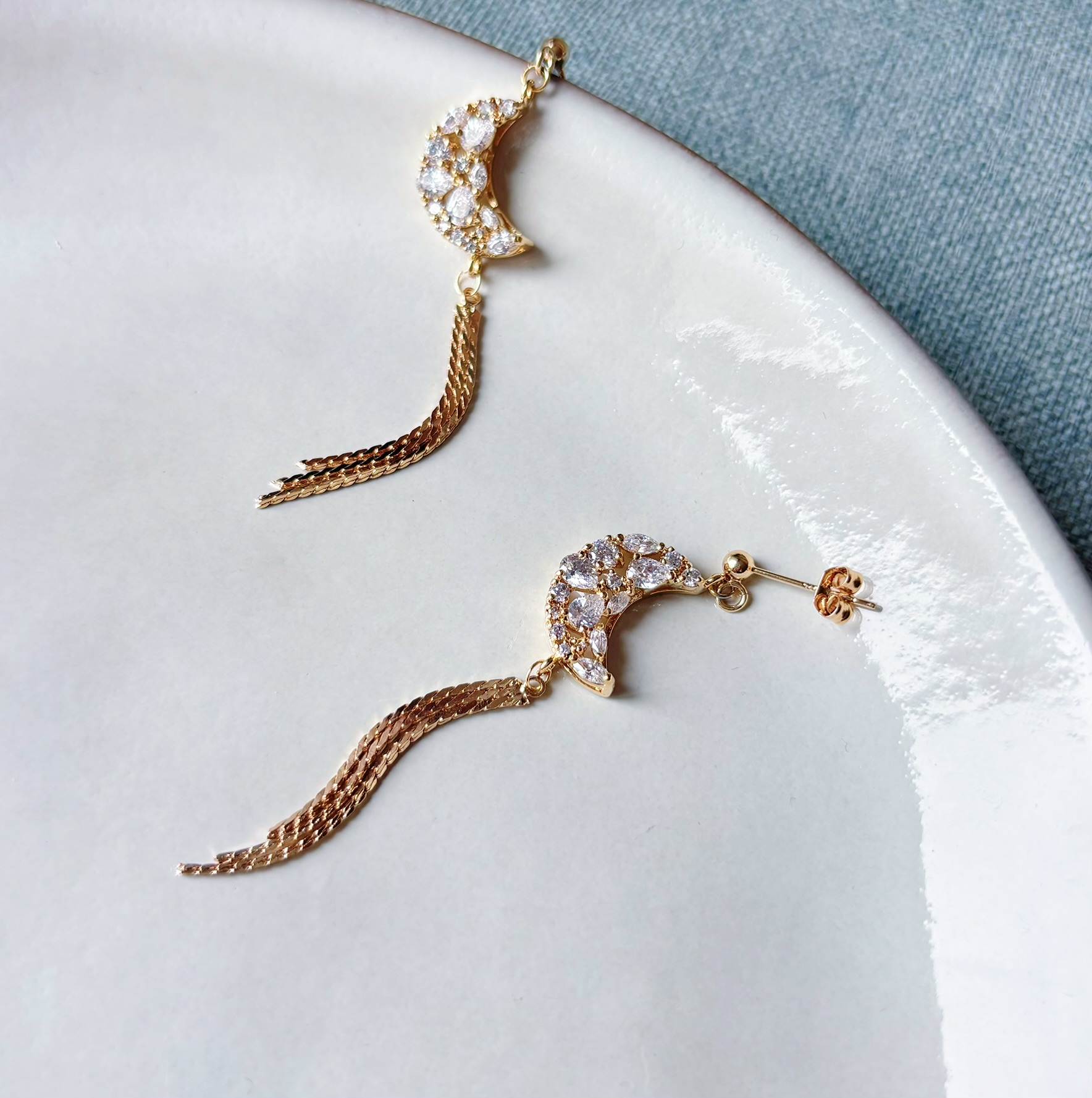 Boucles d’oreilles féminines en forme de lune, bijou scintillant idéal pour une mariée.