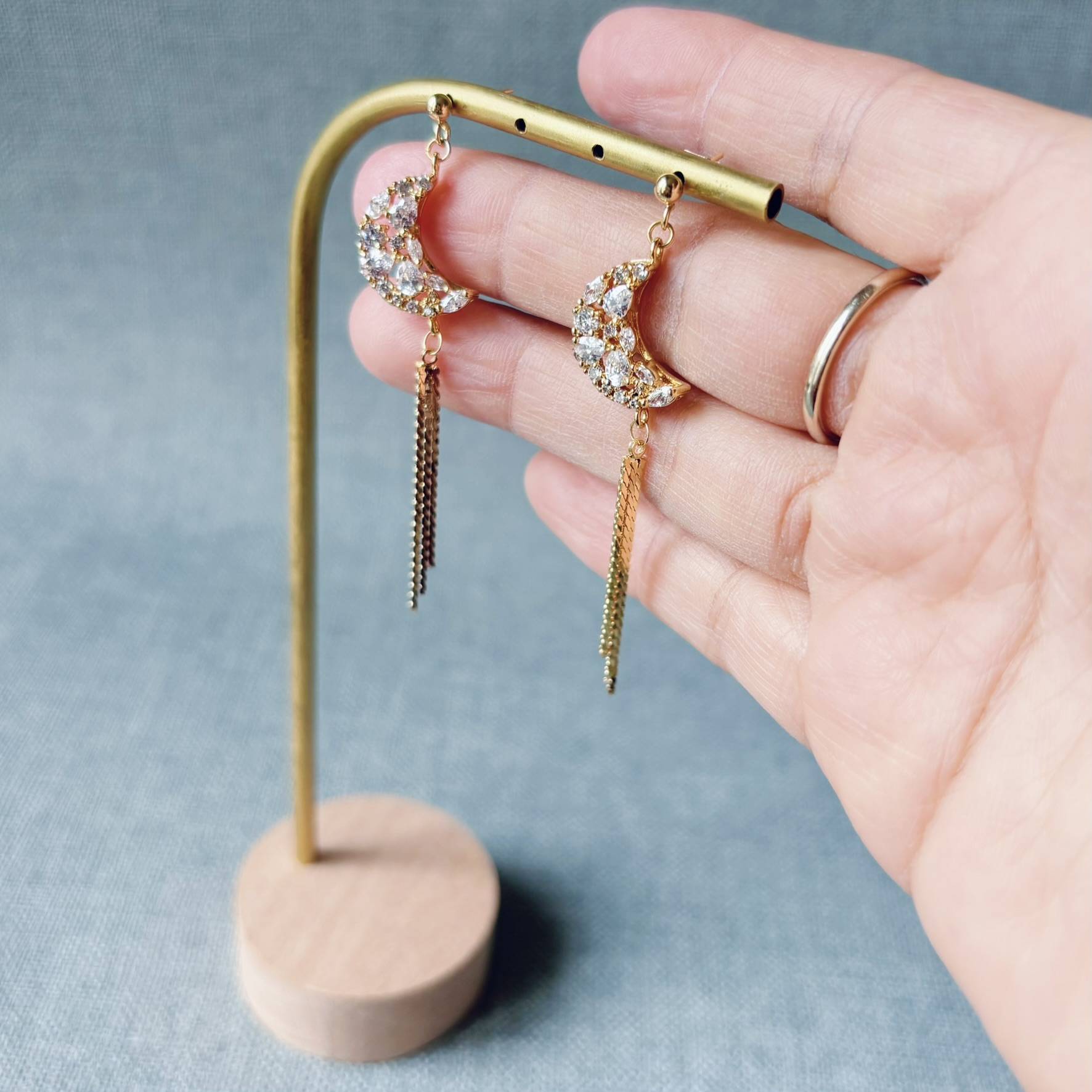 Bijoux mariage poétiques, boucles d’oreilles lune et chaînes pendantes délicates.