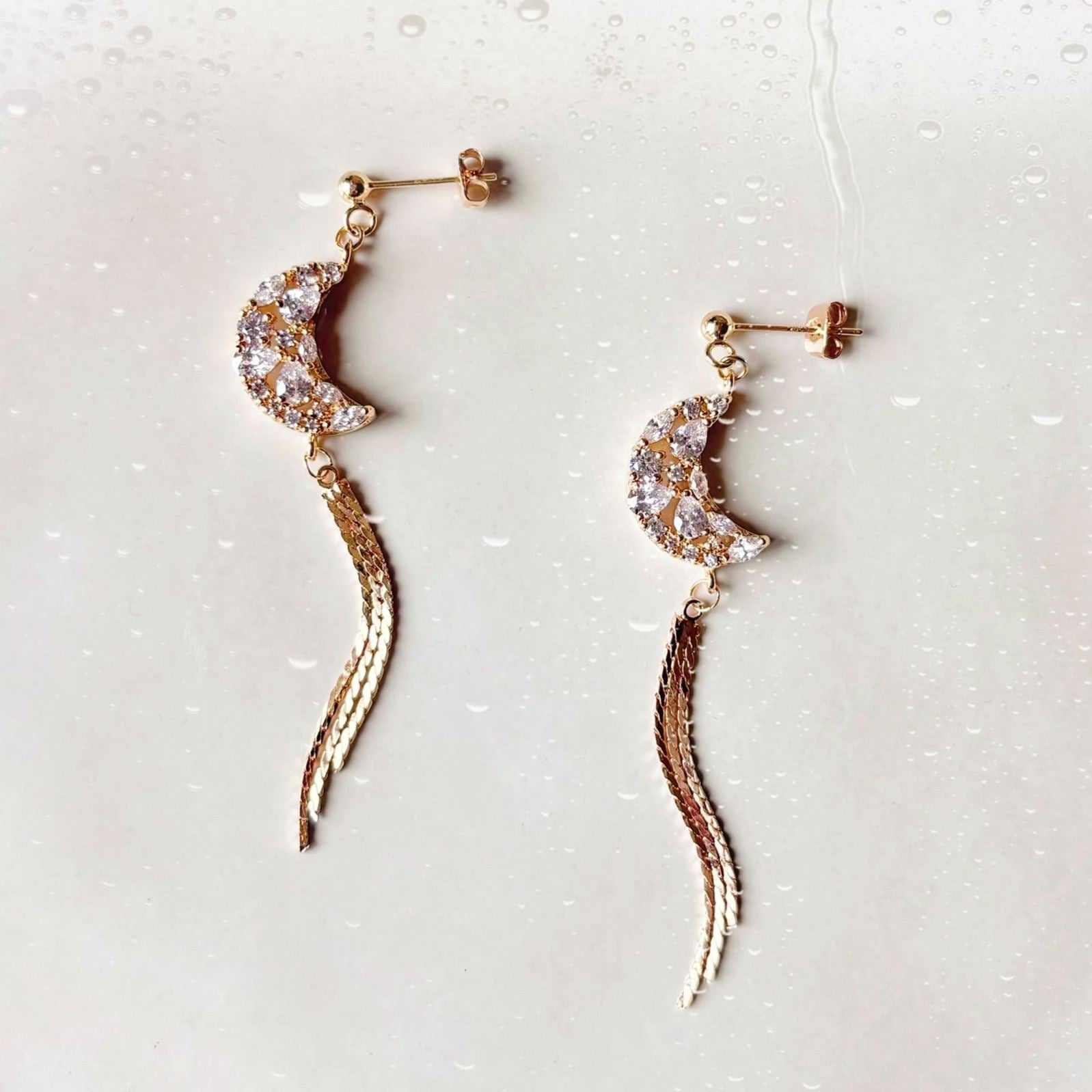 Boucles d’oreilles féminines en forme de lune, bijou scintillant idéal pour une mariée.