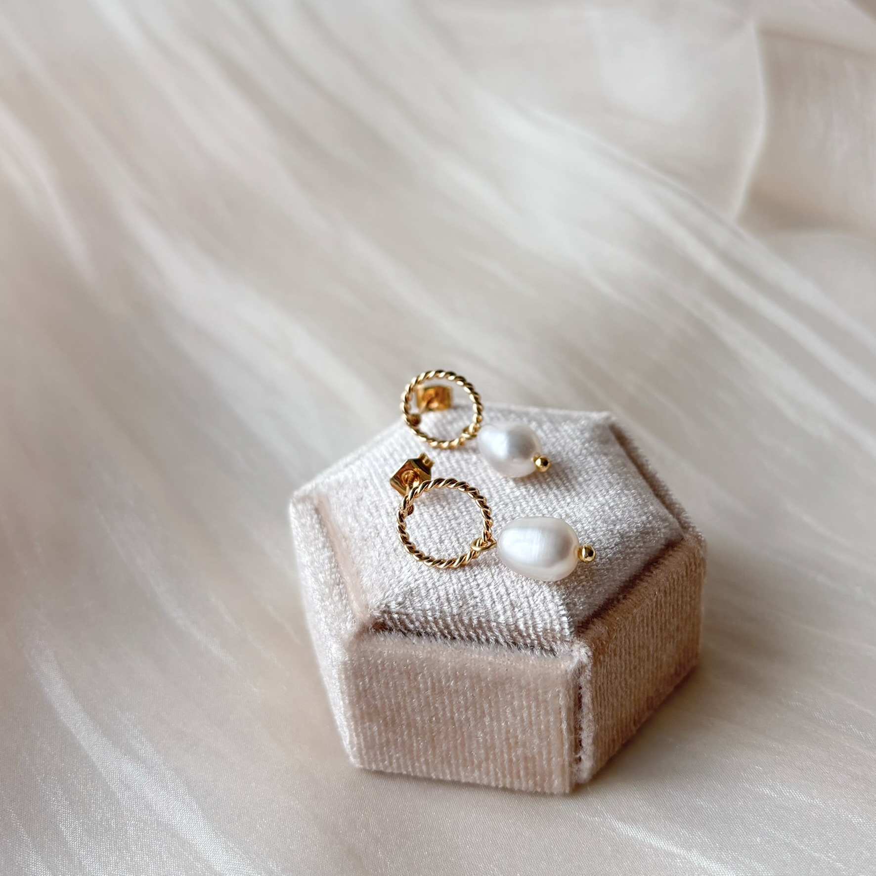 Bijoux de mariée modernes et délicats, boucles d’oreilles dorées faites main avec perle naturelle.