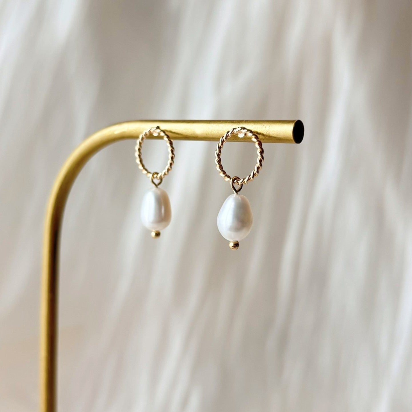Boucles d’oreilles mariage chic et discrètes, perle d’eau douce brillante pour un style poétique et raffiné.
