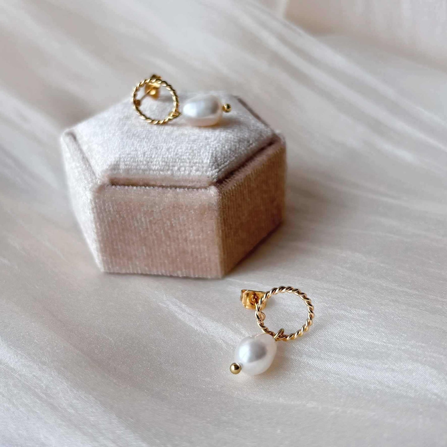 Bijoux de mariage artisanaux, boucles d’oreilles torsadées dorées ornées d’une perle d’eau douce naturelle.