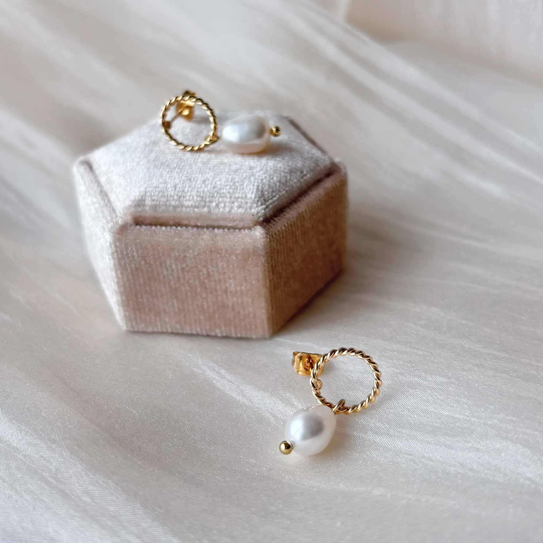Bijoux de mariage artisanaux, boucles d’oreilles torsadées dorées ornées d’une perle d’eau douce naturelle.