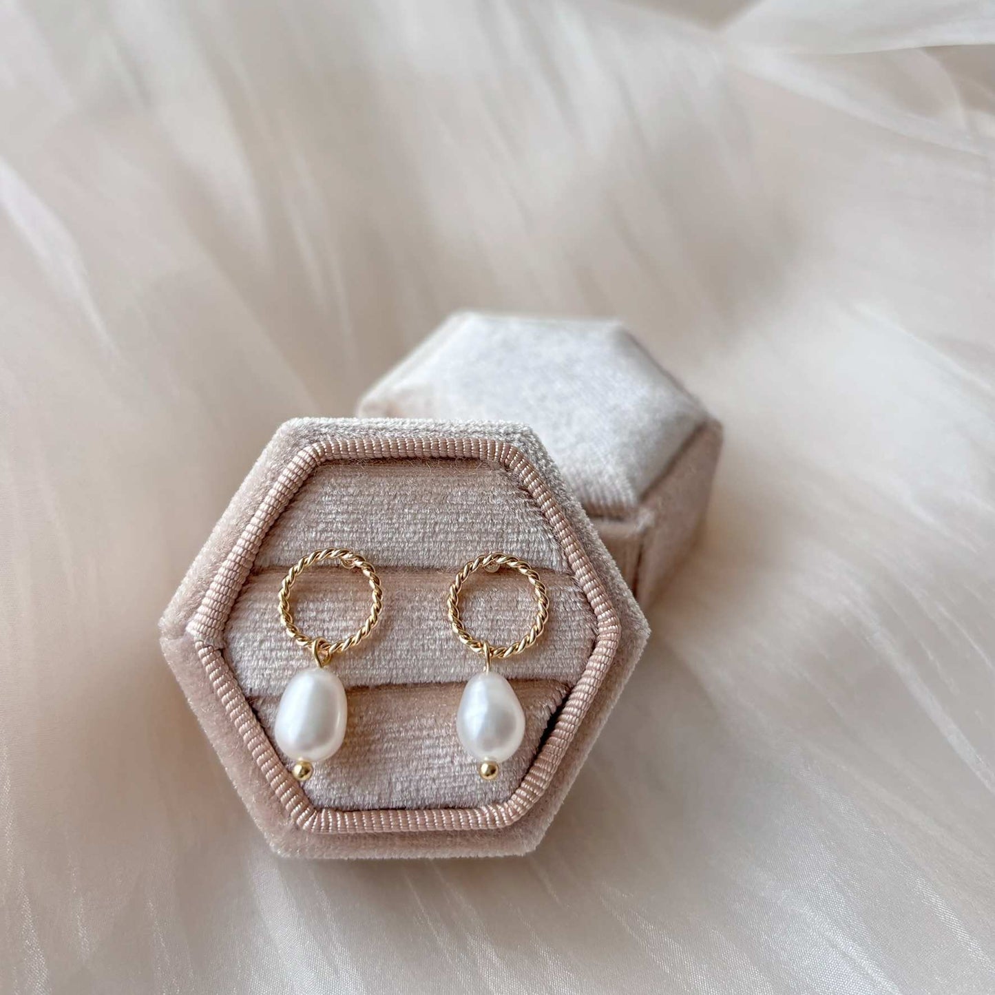 Boucles d’oreilles mariage raffinées et lumineuses, bijou chic fait main idéal pour une mariée moderne.