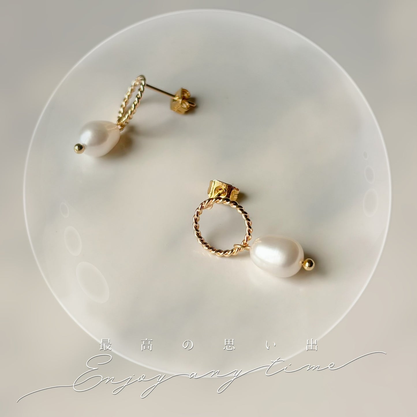 Boucles d’oreilles mariage fines et élégantes, perle d’eau douce naturelle sur anneau doré torsadé, création faite main.