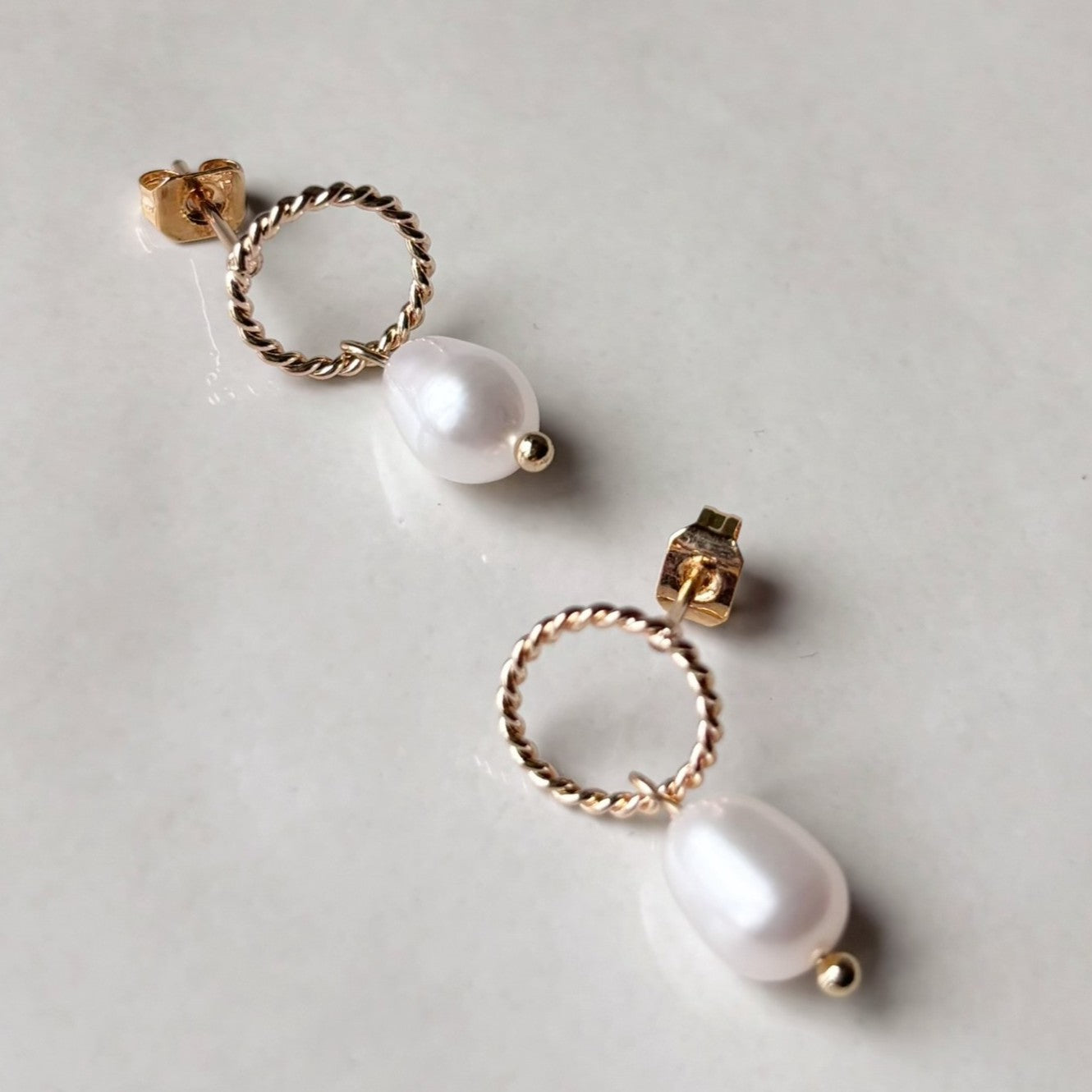 Création poétique en perles naturelles, boucles d’oreilles mariage intemporelles et romantiques Hana & Alice.