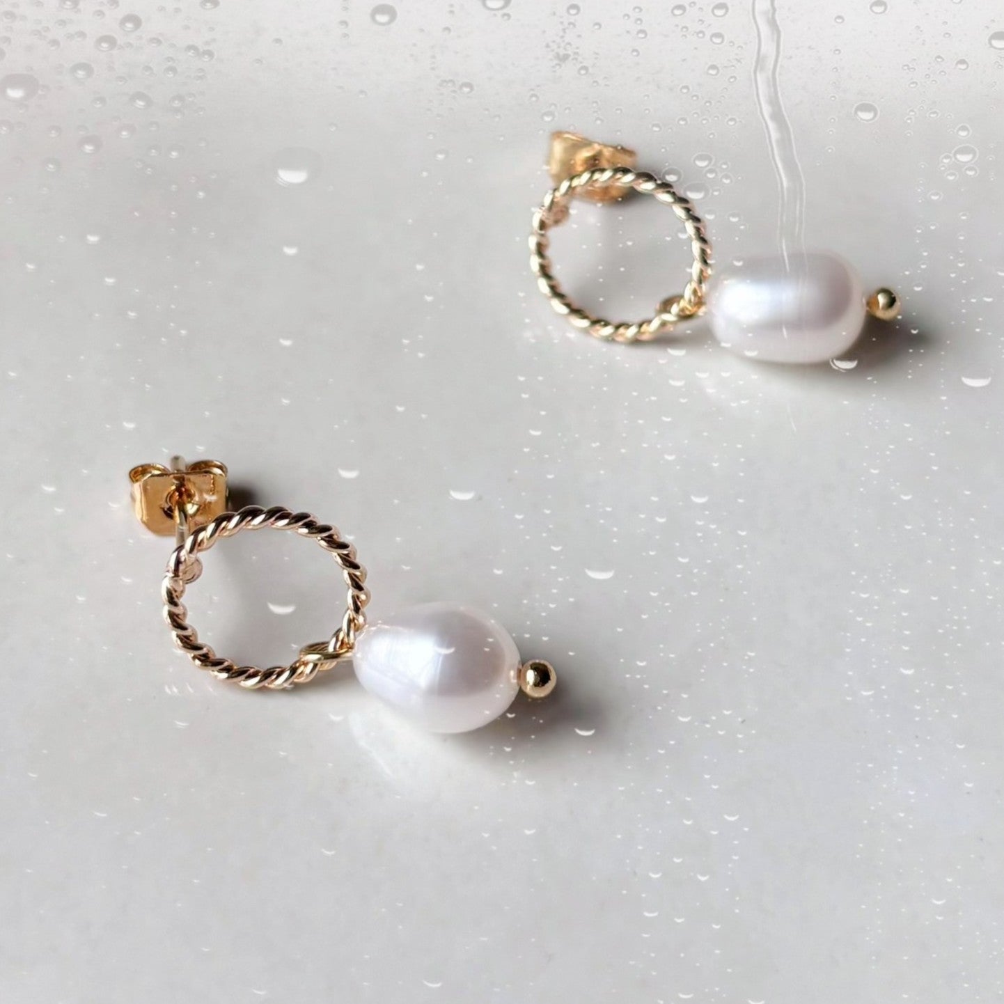 Boucles d’oreilles mariage minimalistes et élégantes, parfaites pour une parure poétique et intemporelle.