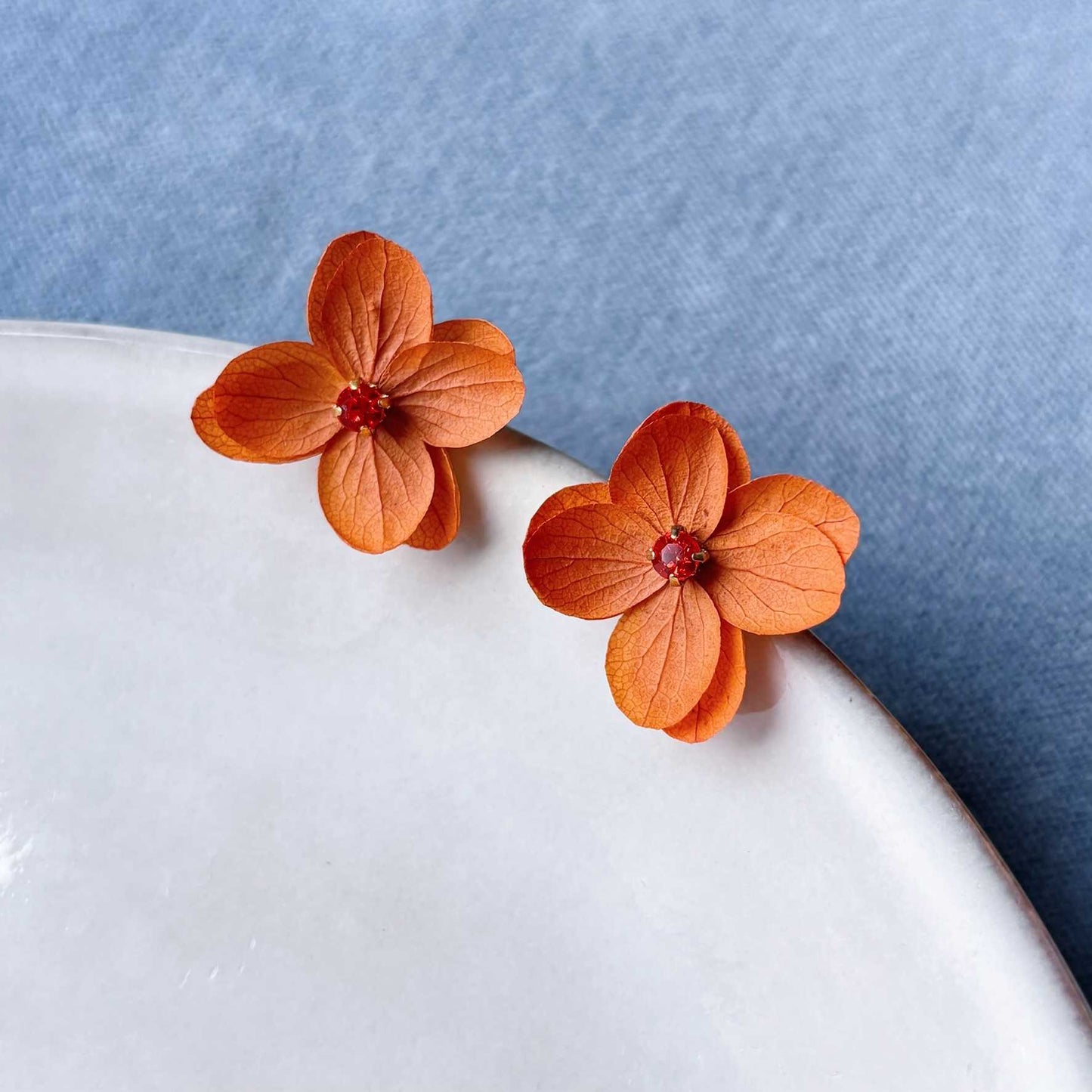 Boucles d’oreilles fleurs stabilisées terracotta, idée cadeau Noël artisanale Hana&Alice