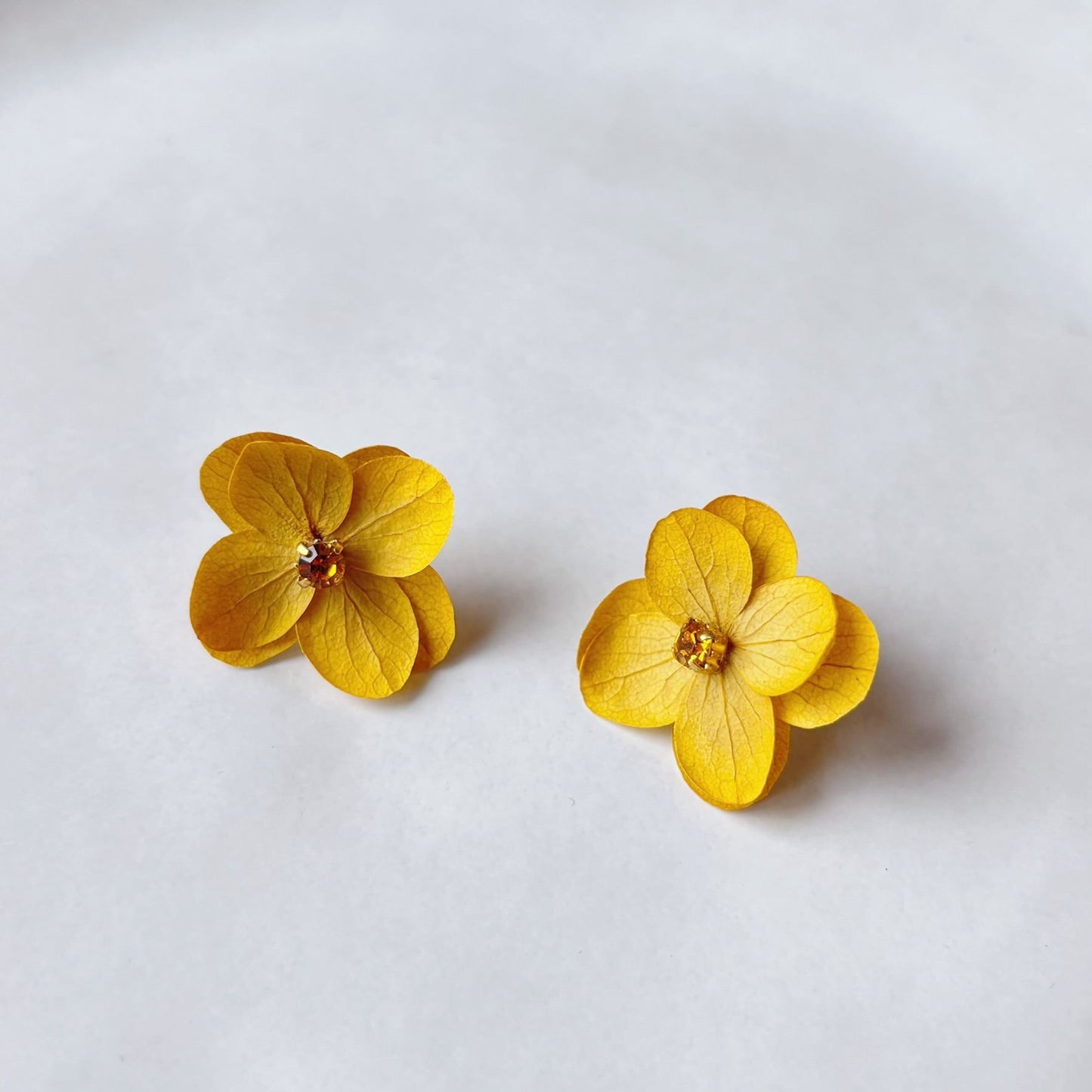 Parure bijoux mariage florale jaune, boucles d’oreilles en hortensias stabilisés