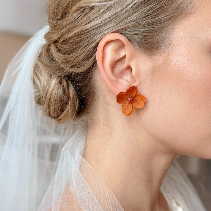 Création artisanale Hana&Alice : boucles d’oreilles fleurs stabilisées terracotta pour mariage