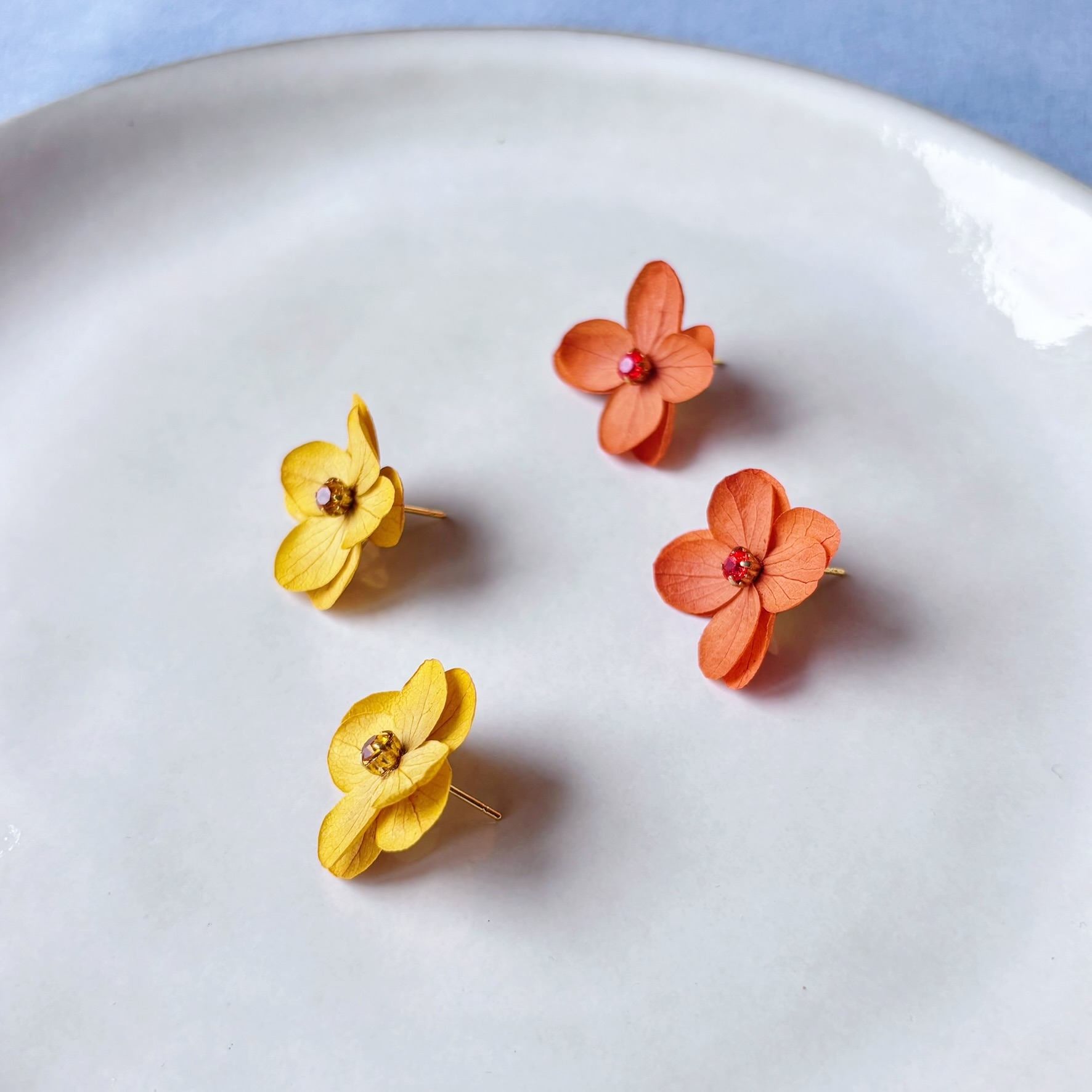 Création artisanale Hana&Alice : boucles d’oreilles fleurs stabilisées jaune pour mariage