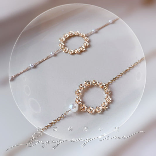 Bracelet fin doré avec couronne florale, bijou délicat pour mariée.