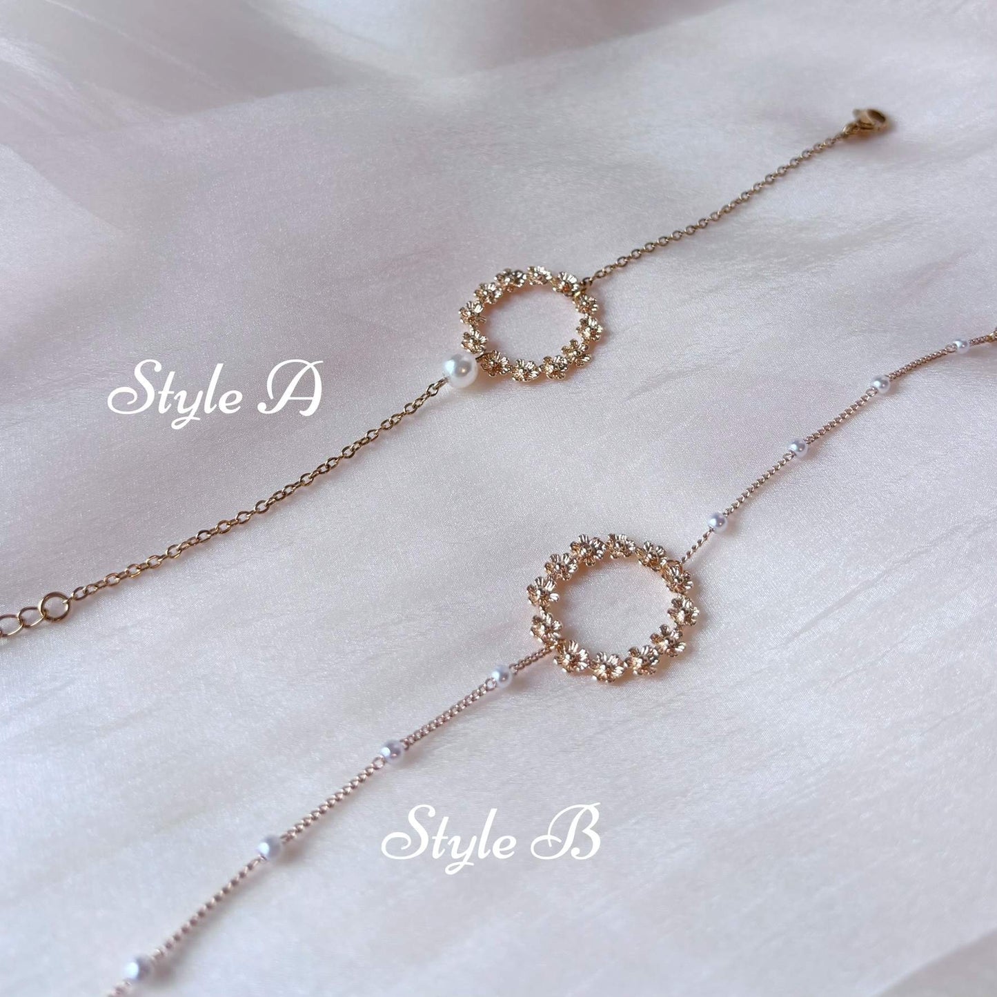 Bracelet mariage artisanal, motif floral printanier, chaîne simple ou perlée.