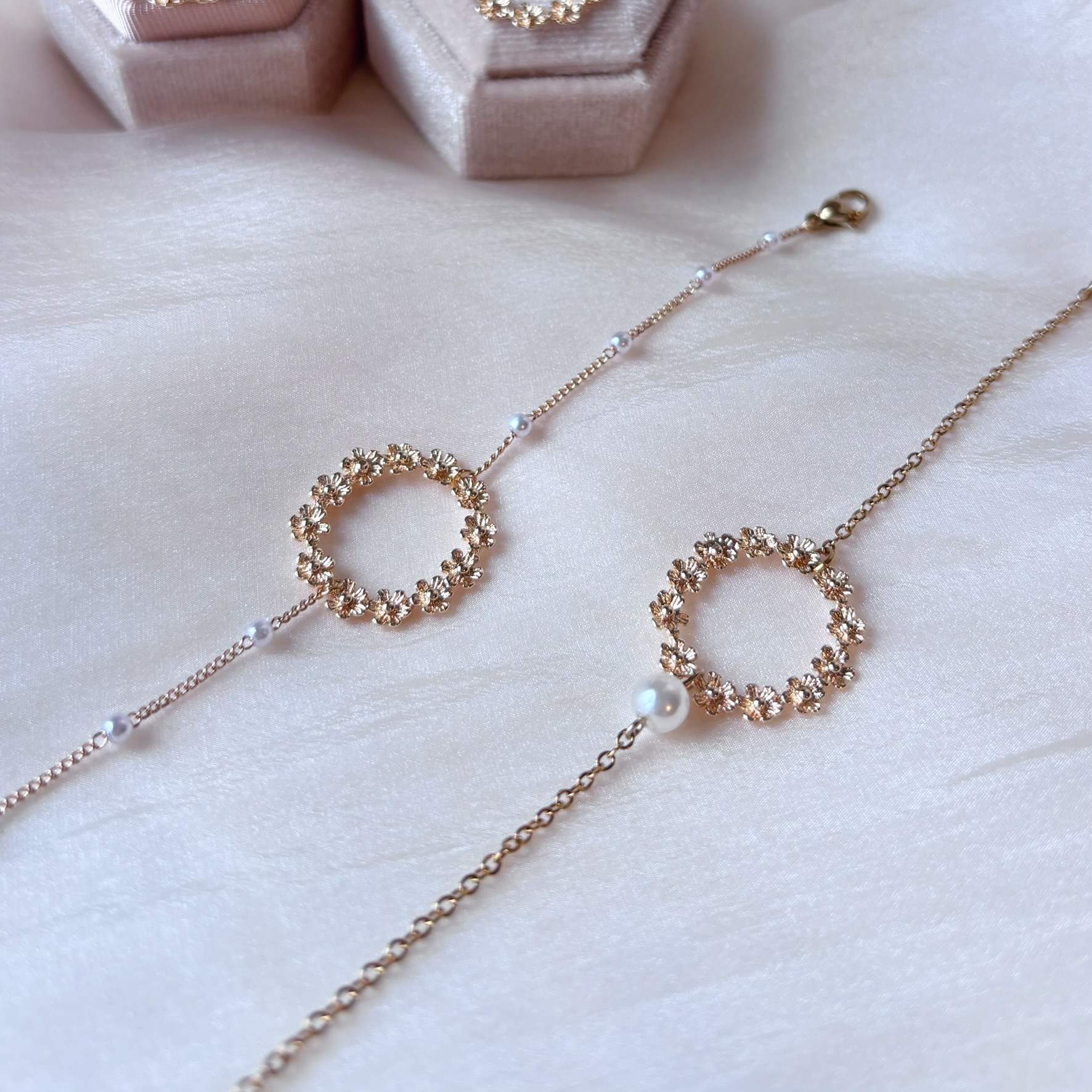 Bracelet délicat doré, inspiration nature et élégance intemporelle.