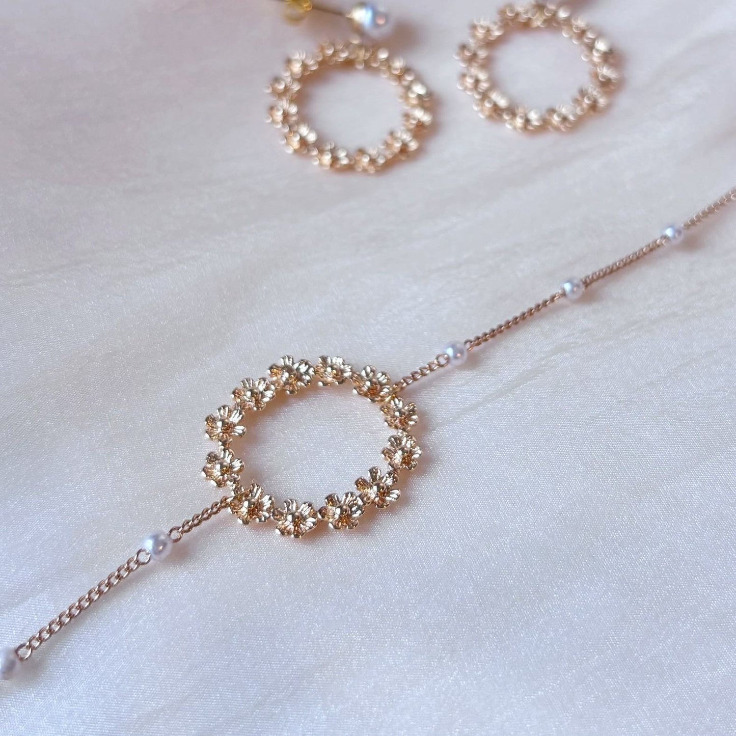 Bracelet élégant doré, motif floral délicat, fait main dans mon atelier.